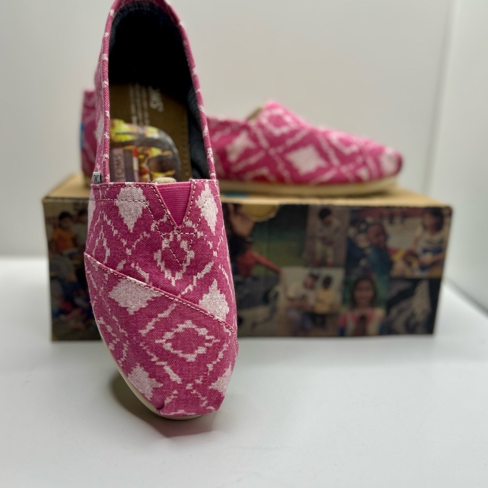 TOMS Pink and White Ikat Geometric Women's Classic Alpargata Slip-On Shoes Sz8.5